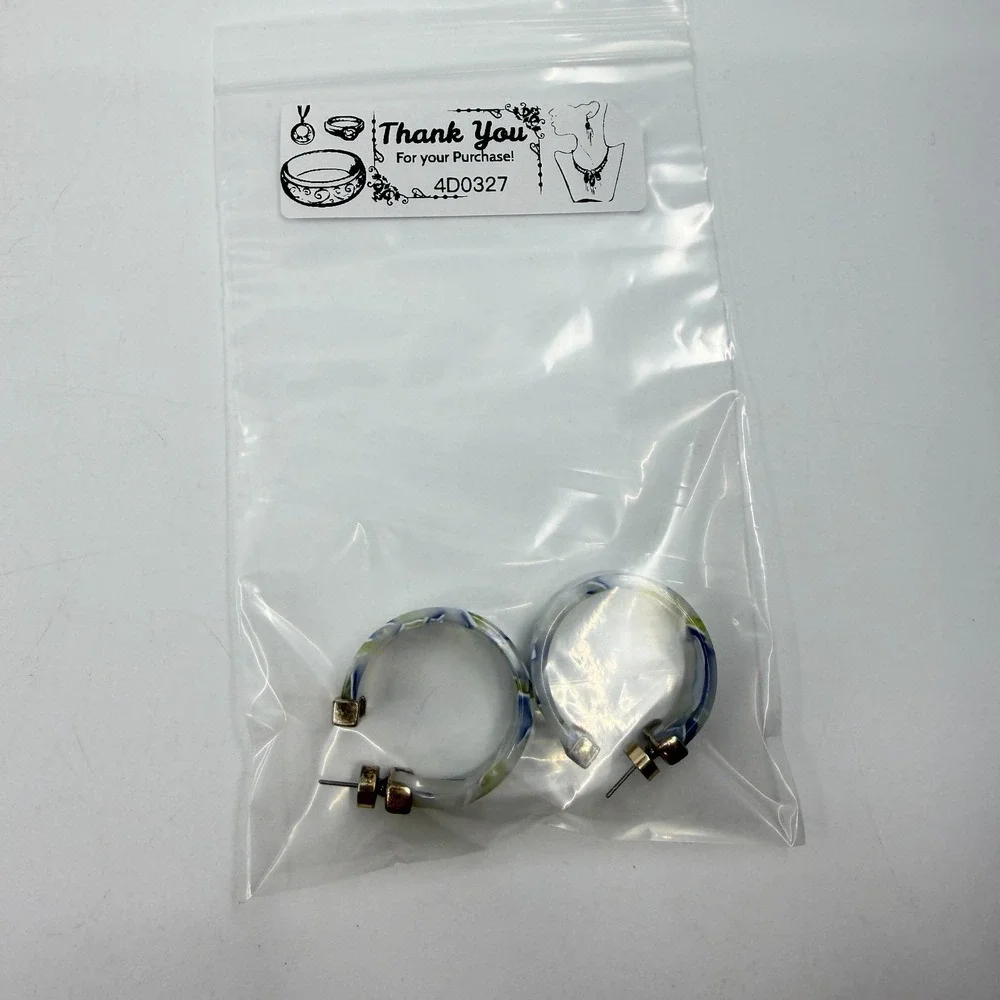 N/A earrings feature